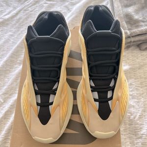 Yeezy 700 v3, size 10